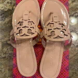 Tory Burch Patent Leather Thong Sandals in Nude Blush sz 7 Wide Width